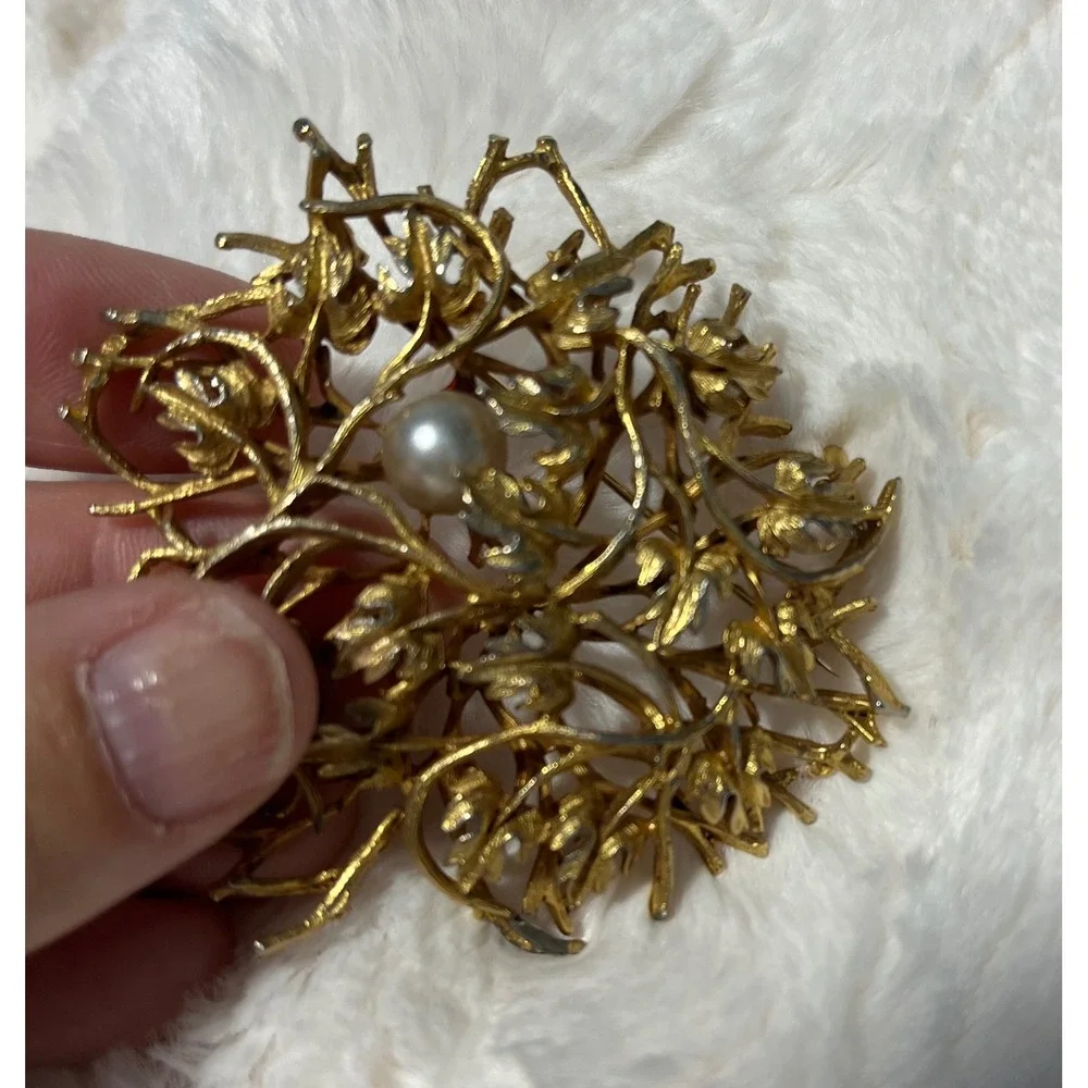 Vintage Gold Tone Brooch Pin Faux Pearl Floral Wreath Statement‎ Jewelry